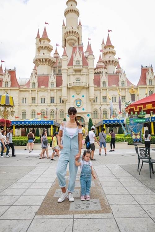Vợ chồng Hà Anh dẫn con gái vi vu Singapore, bé Myla lí lắc xem cá heo-2
