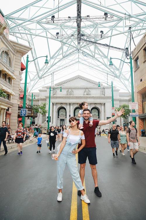 Vợ chồng Hà Anh dẫn con gái vi vu Singapore, bé Myla lí lắc xem cá heo-3