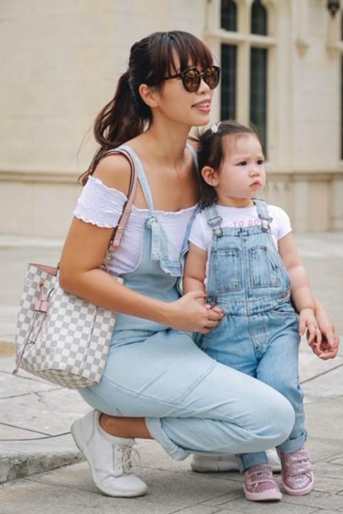 Vợ chồng Hà Anh dẫn con gái vi vu Singapore, bé Myla lí lắc xem cá heo-5