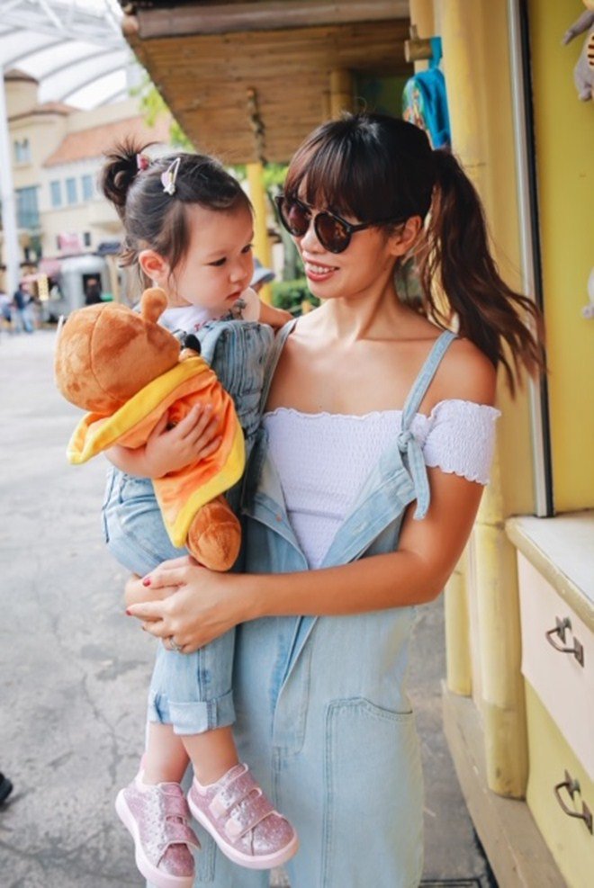 Vợ chồng Hà Anh dẫn con gái vi vu Singapore, bé Myla lí lắc xem cá heo-6