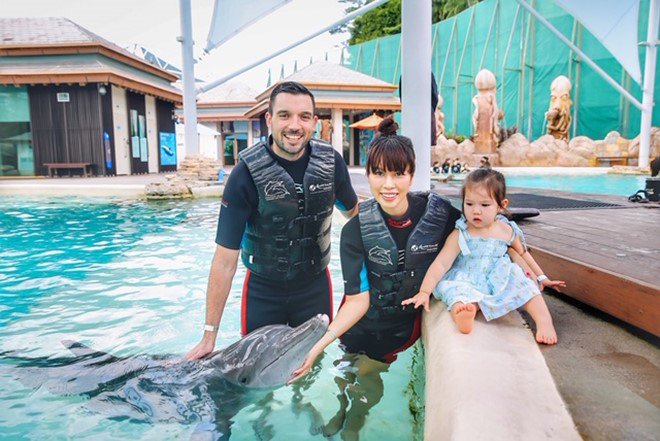 Vợ chồng Hà Anh dẫn con gái vi vu Singapore, bé Myla lí lắc xem cá heo-7