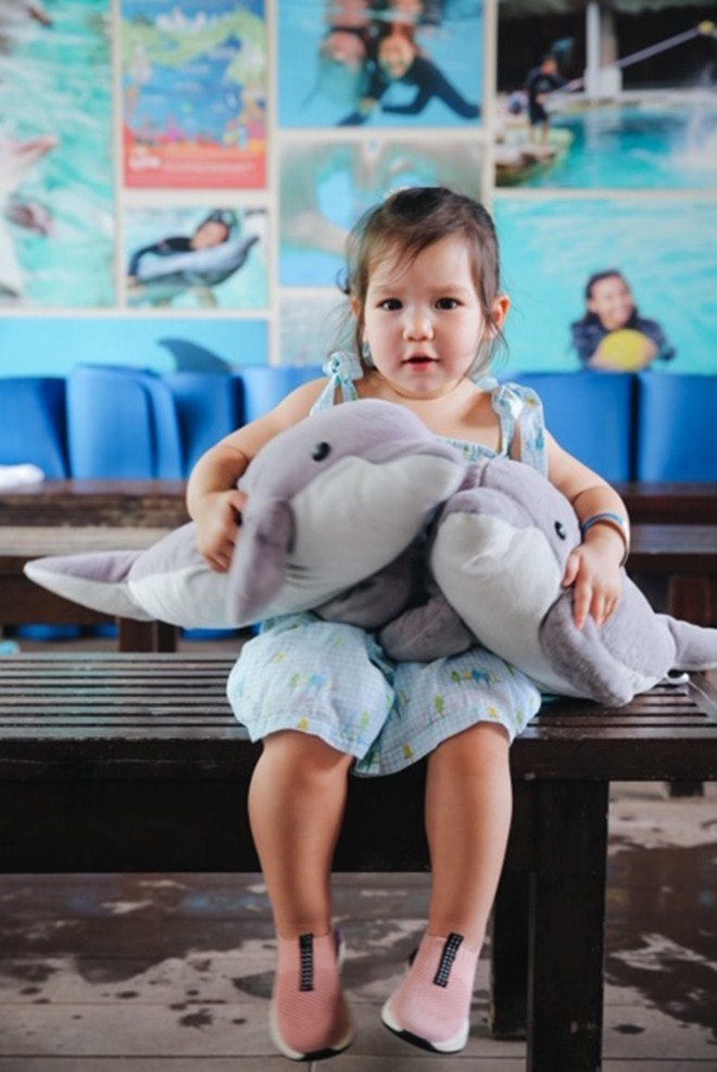 Vợ chồng Hà Anh dẫn con gái vi vu Singapore, bé Myla lí lắc xem cá heo-9