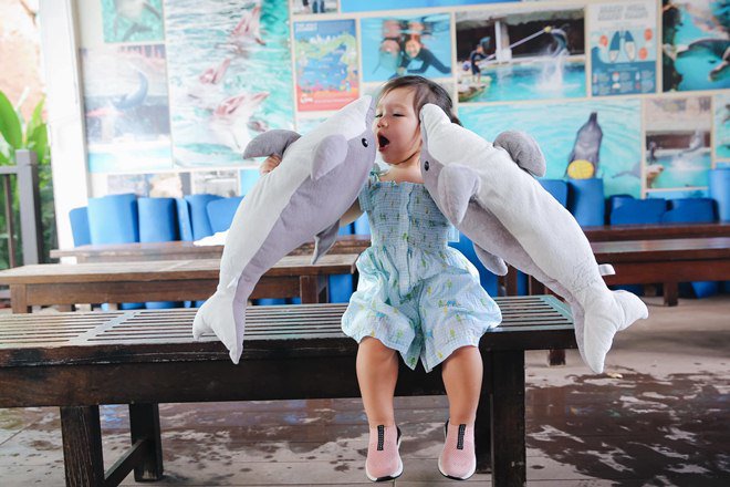 Vợ chồng Hà Anh dẫn con gái vi vu Singapore, bé Myla lí lắc xem cá heo-10