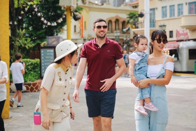 Vợ chồng Hà Anh dẫn con gái vi vu Singapore, bé Myla lí lắc xem cá heo-16