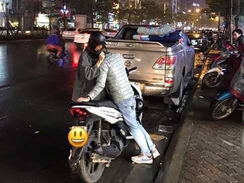 Vợ nhà người ta: Thấy chồng nhậu say liền tức tốc đến đón về, chẳng một lời ca thán còn lấy áo ấm cho mặc, dù trời mưa rét-1