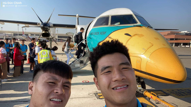 Quang Hải, Đức Chinh hào hứng check in cùng máy bay độc lạ tại Thái Lan khi di chuyển đến địa điểm thi đấu VCK U23 châu Á-1