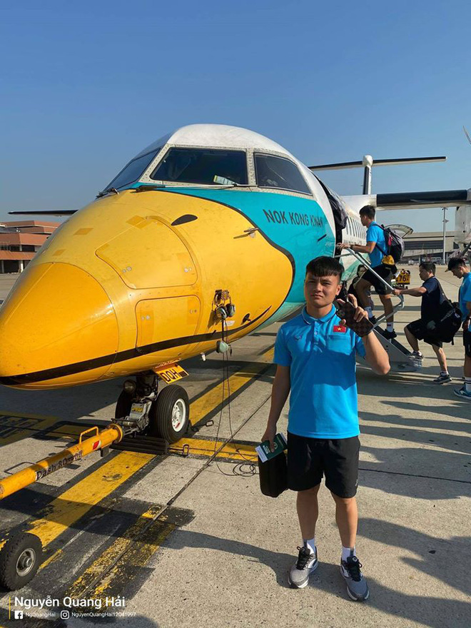 Quang Hải, Đức Chinh hào hứng check in cùng máy bay độc lạ tại Thái Lan khi di chuyển đến địa điểm thi đấu VCK U23 châu Á-2