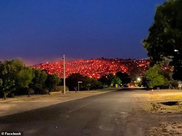 Sườn đồi đỏ như dung nham núi lửa trong thảm họa cháy rừng Australia-1