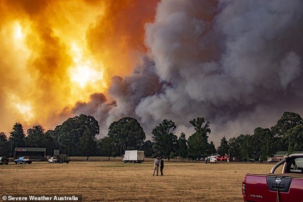 Sườn đồi đỏ như dung nham núi lửa trong thảm họa cháy rừng Australia-6
