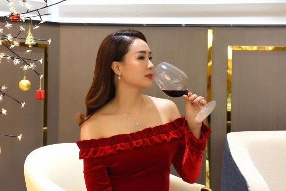 Hồng Diễm thoát xác cô Khuê diện đồ gợi cảm đi đu đưa, Bảo Tuần lộc nhanh chóng vào cảm thán-8