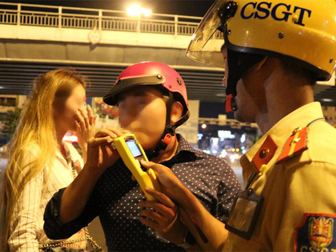 Nhà hàng, quán nhậu tung chiêu đưa khách say về nhà: Cho uống nước, lau mặt, rồi cắt cử nhân viên đưa về miễn phí-7