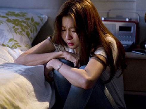 Đang ngồi bán hàng thì một cặp nam nữ đi đến, tôi sợ hãi quay mặt trốn tránh nhưng ngờ đâu người đàn ông đó vẫn không buông tha mình-2