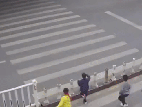 Hai cậu bé bị ôtô đâm vì chạy sang đường quá nhanh