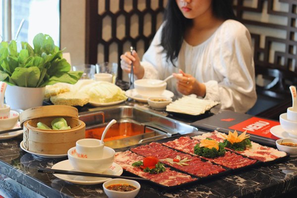 Ăn lẩu hôm trước, hôm sau nôn ra máu, người phụ nữ bị loét thực quản, viêm dạ dày vì thói quen ăn lẩu kiểu này-2