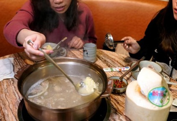 Ăn lẩu hôm trước, hôm sau nôn ra máu, người phụ nữ bị loét thực quản, viêm dạ dày vì thói quen ăn lẩu kiểu này-3