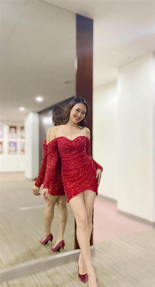 Khó nhận ra Hồng Diễm khi lên đồ sexy đi đu đưa, chẳng ngại đọ dáng nóng bỏng với eo 55cm của Elly Trần-1