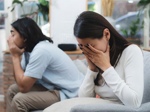 Bỗng dưng vợ bảo muốn giữ tiền thưởng Tết, không biếu nội ngoại đồng nào, tôi sinh nghi lén lấy điện thoại của cô ấy để kiểm tra thì sốc nặng với kế hoạch của vợ và 29 người khác