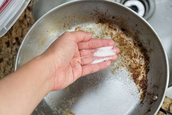 Làm sạch chảo nhôm cháy khét lẹt với nguyên liệu cực rẻ tiền, chẳng đến 5.000 đồng-2