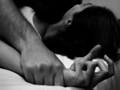 Đi xem phim với bạn trai bị cho thuốc kích thích vào nước, cô gái kinh hoàng khi tỉnh dậy