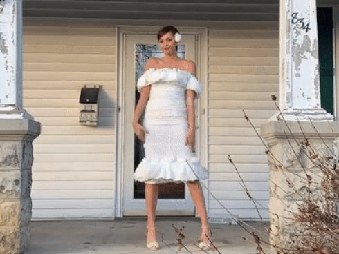 Cô gái nổi tiếng trên mạng khi may váy cưới bằng tã giấy