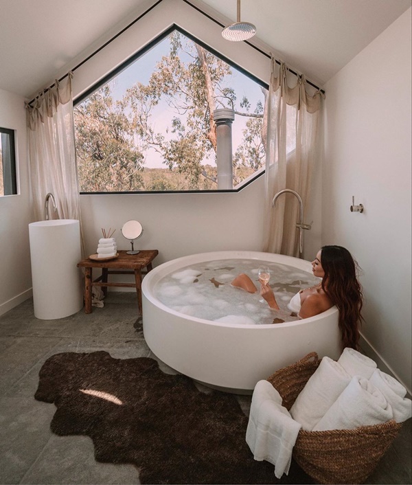 Choáng với nữ blogger kiếm 18 tỷ một năm nhờ đi du lịch khắp thế giới, đăng một bức ảnh nhận 240 triệu-12