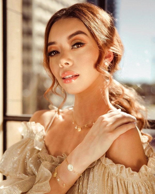 Choáng với nữ blogger kiếm 18 tỷ một năm nhờ đi du lịch khắp thế giới, đăng một bức ảnh nhận 240 triệu-14