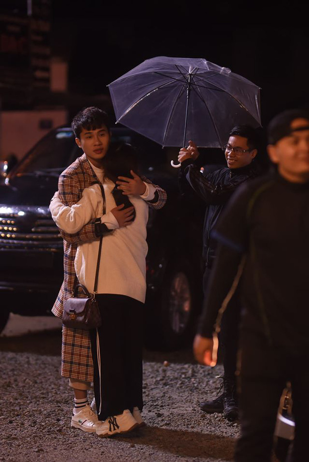 Lộ hình ảnh Jack ôm chặt mẹ nuôi sau khi suýt bị tai nạn trên phim trường, chứng minh lời nói của đạo diễn là có thật?-4