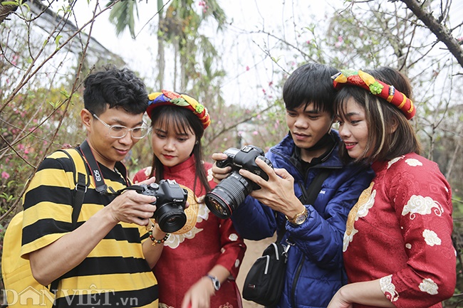 Giới trẻ Hà Nội rủ nhau check-in, chụp ảnh bên hoa đào ngày giáp Tết-5