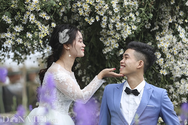 Giới trẻ Hà Nội rủ nhau check-in, chụp ảnh bên hoa đào ngày giáp Tết-6