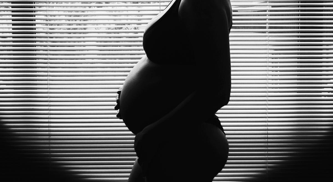 Sếp bảo phải làm 2 năm mới đc có bầu nhưng vô tình 2 vạch” trước thời hạn, nàng công sở liền nhận cái kết đắng-1