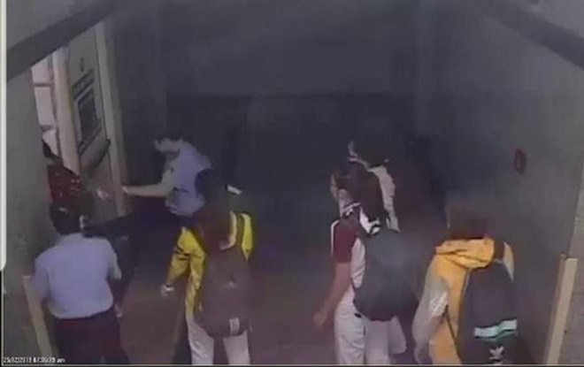 Cảnh cáo bảo vệ bị tố đạp vào người và bắt nhốt nữ sinh viên-1