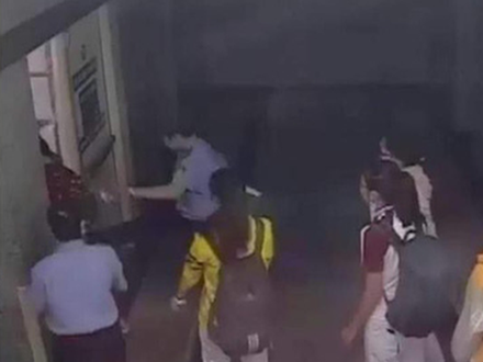 Cảnh cáo bảo vệ bị tố đạp vào người và bắt nhốt nữ sinh viên