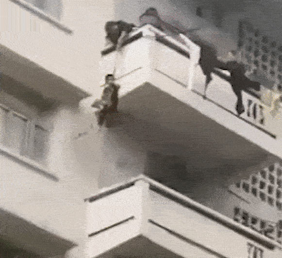 Bà cột dây thả cháu ruột 7 tuổi từ tầng 5 xuống tầng 3 chỉ vì một nguyên nhân mà ai nghe cũng giận sôi máu và chỉ trích nặng nề-2