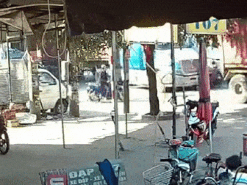 Xe bán tải bị tông nát đầu vì sang đường ẩu-1