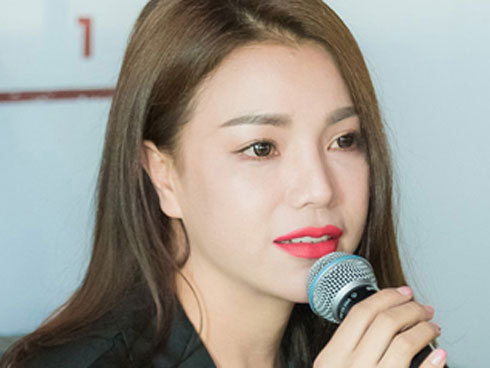 Bạn thân Ngọc Trinh tạo dáng táo bạo, khoe vóc dáng gái một con nóng bỏng-11