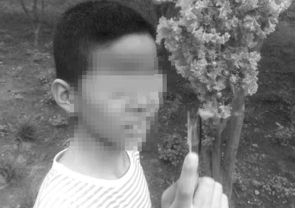 Đứa bé 9 tuổi chết tức tưởi vì tựa người vào cửa sổ tầng 30, nguyên nhân hành động kia khiến người lớn đau lòng-1