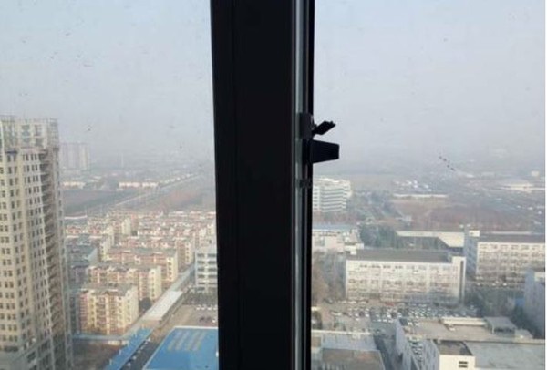 Đứa bé 9 tuổi chết tức tưởi vì tựa người vào cửa sổ tầng 30, nguyên nhân hành động kia khiến người lớn đau lòng-2