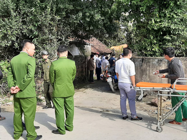 Tá hỏa phát hiện con gái 8 tuổi nằm tử vong ngoài sân, mẹ chết trong tư thế treo cổ-1