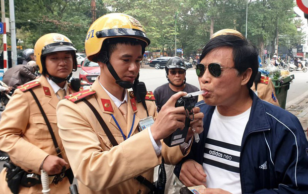 Nhà hàng, quán nhậu tung chiêu đưa khách say về nhà: Cho uống nước, lau mặt, rồi cắt cử nhân viên đưa về miễn phí-1