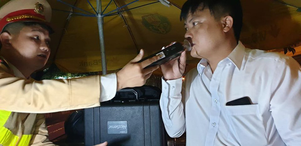 Nhà hàng, quán nhậu tung chiêu đưa khách say về nhà: Cho uống nước, lau mặt, rồi cắt cử nhân viên đưa về miễn phí-2