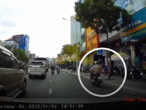 Chủ hiệu thuốc bất lực vì pha giật điện thoại quá nhanh của người phụ nữ-1