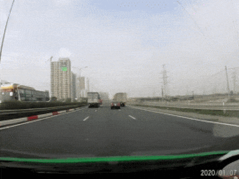 CLIP: Ô tô đỗ chắn trước cửa, chủ nhà mạnh tay trừng trị nhưng lại khiến tất cả bức xúc-1