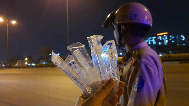 Ống thổi đo nồng độ cồn được vệ sinh như thế nào?-2