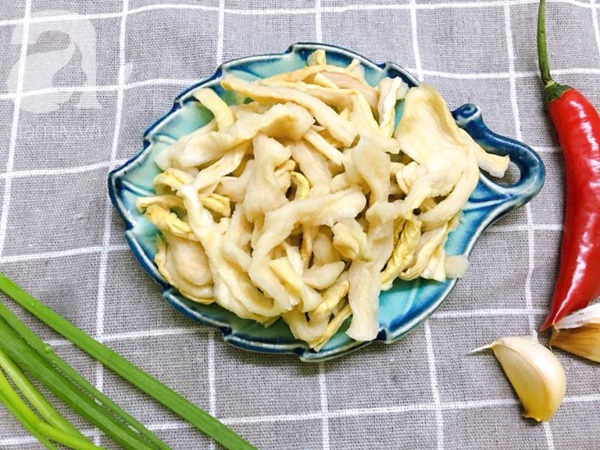 Mùa đông nhà tôi thường xuyên có món thịt ba chỉ rang kiểu này vì cả nhà ai cũng thích-2