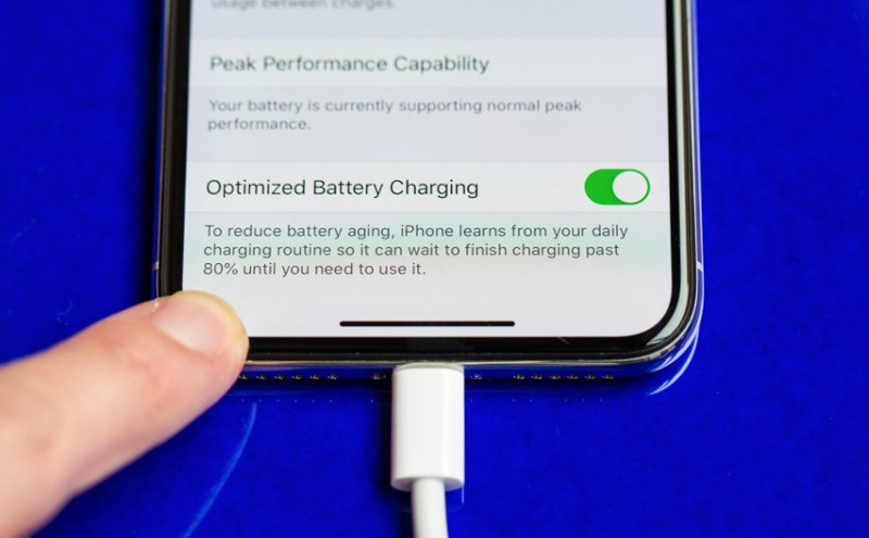 6 sự thật về tuổi thọ pin điện thoại khi sạc quá mức, quá nóng, sạc nhanh-3