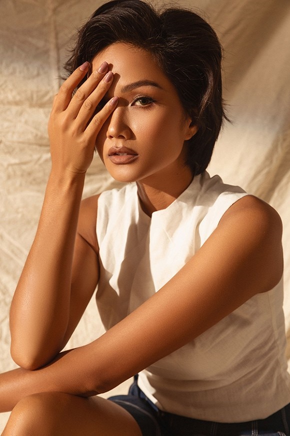 Hoa hậu HHen Niê kỉ niệm 2 năm đăng quang và một tháng kết thúc nhiệm kì Hoa hậu bằng bộ ảnh đặc biệt-1