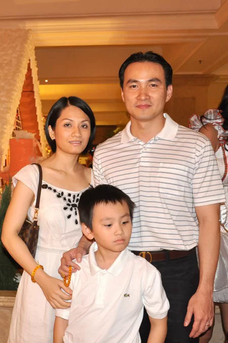 Con trai Chi Bảo ngày nhỏ lon ton theo bố đi đóng quảng cáo, giờ lớn phổng phao và có thái độ bất ngờ với bạn gái mới của bố-2