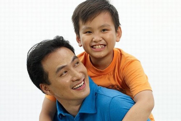Con trai Chi Bảo ngày nhỏ lon ton theo bố đi đóng quảng cáo, giờ lớn phổng phao và có thái độ bất ngờ với bạn gái mới của bố-3