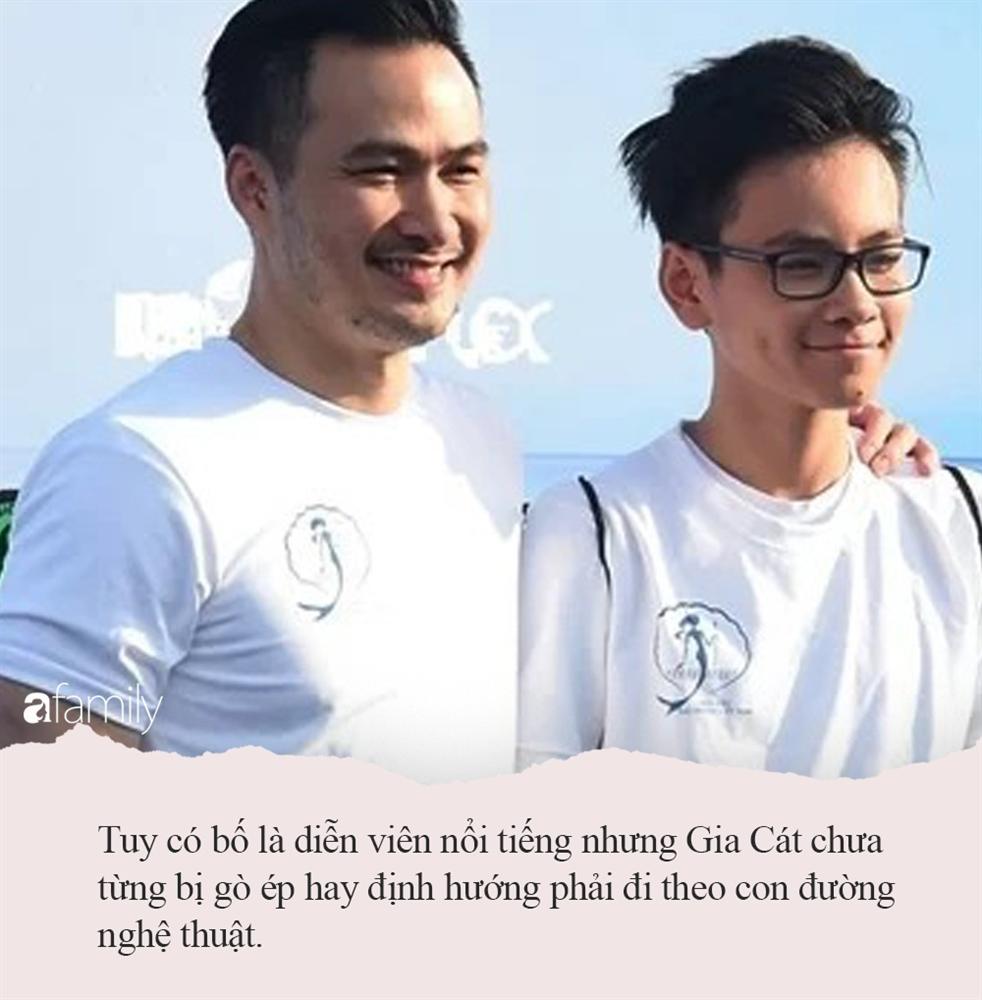 Con trai Chi Bảo ngày nhỏ lon ton theo bố đi đóng quảng cáo, giờ lớn phổng phao và có thái độ bất ngờ với bạn gái mới của bố-4