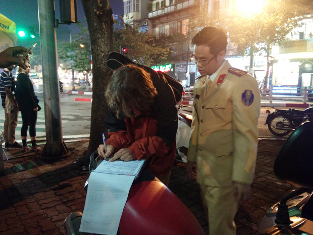 Bị CSGT yêu cầu kiểm tra nồng độ cồn, nam thanh niên nước ngoài lôi đàn ra vừa đánh vừa hát-2